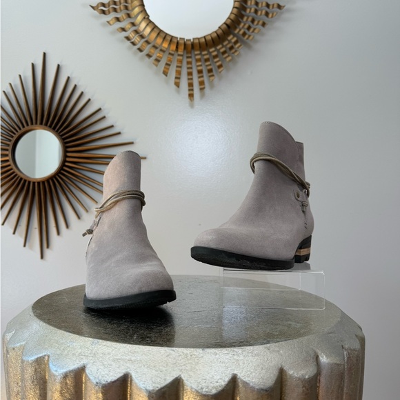 Sorel - Gray Farah Ankle Booties - Picture 1 of 11